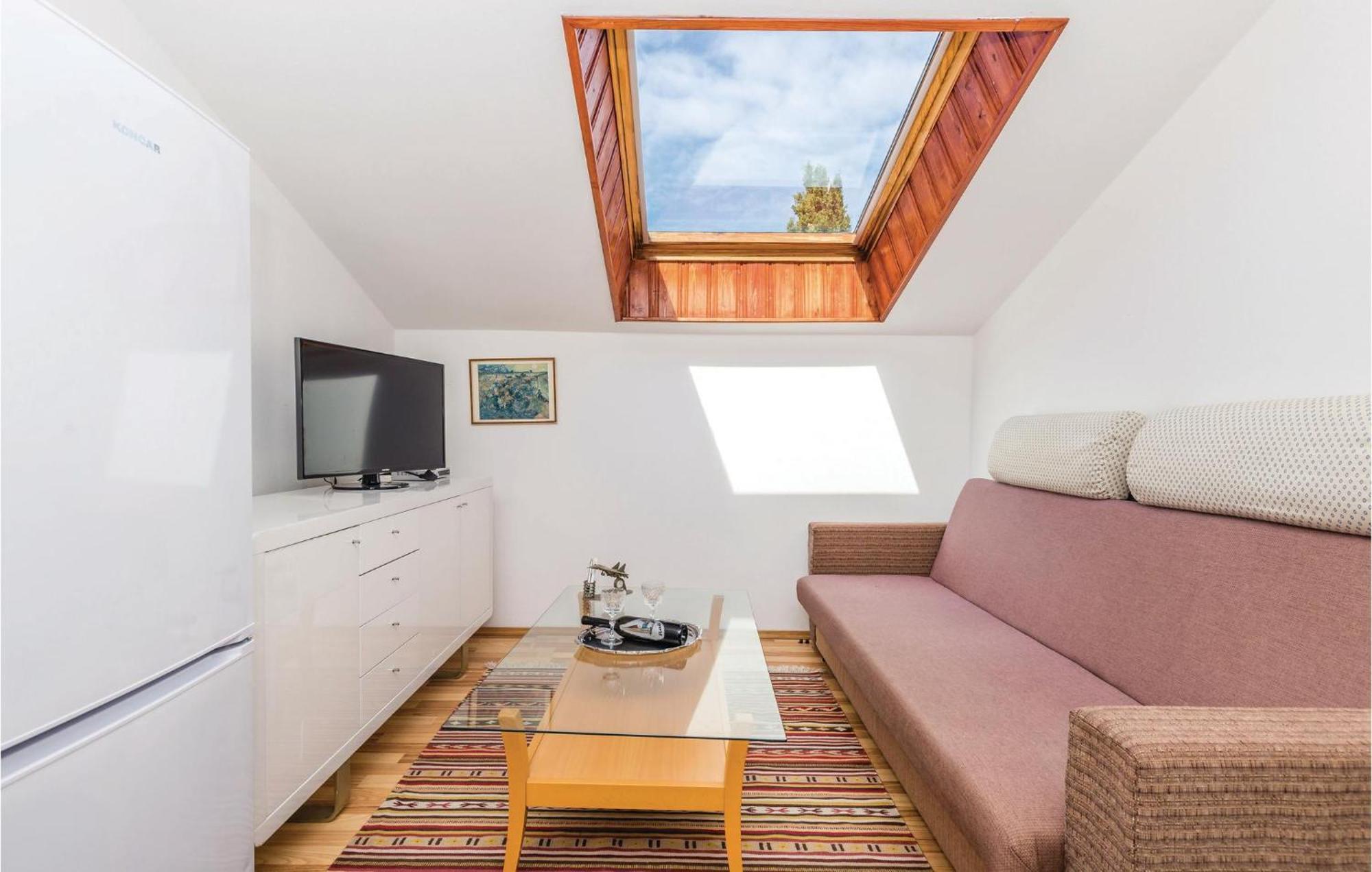 Lovely Apartment In Kampor With Kitchen Eksteriør billede