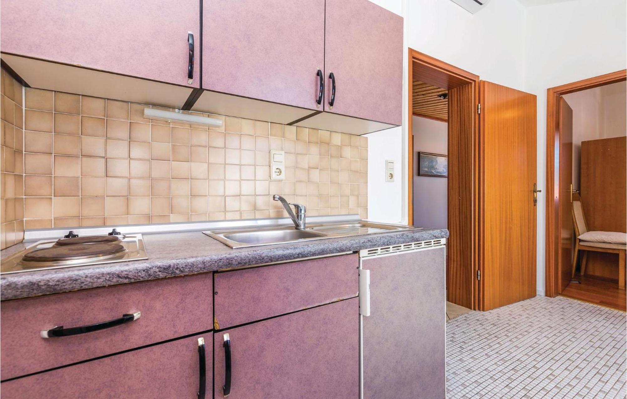 Lovely Apartment In Kampor With Kitchen Eksteriør billede