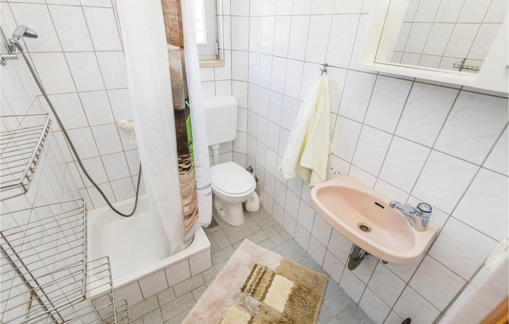 Lovely Apartment In Kampor With Kitchen Eksteriør billede
